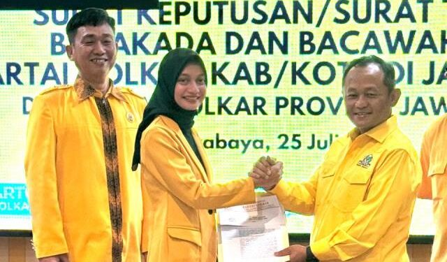 Vinanda didampingi Sudjono saat penyerahan surat berisi instruksi (istimewa)