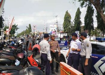 Suasana penertiban parkir liar di depan Ketos (Sigit Cahya Setyawan)