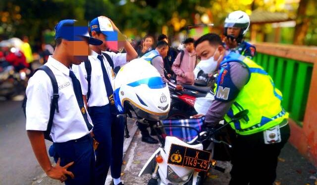 Saat pelaksanaan Operasi Patuh Semeru oleh Satlantas Polres Kediri Kota (humas)