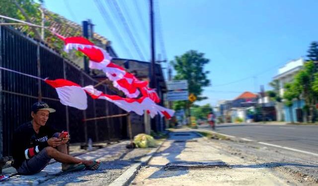 Giat, penjual bendera Merah Putih di Jalan Soekarno Hatta Kabupaten Kediri (Wildan Wahid Hasyim)