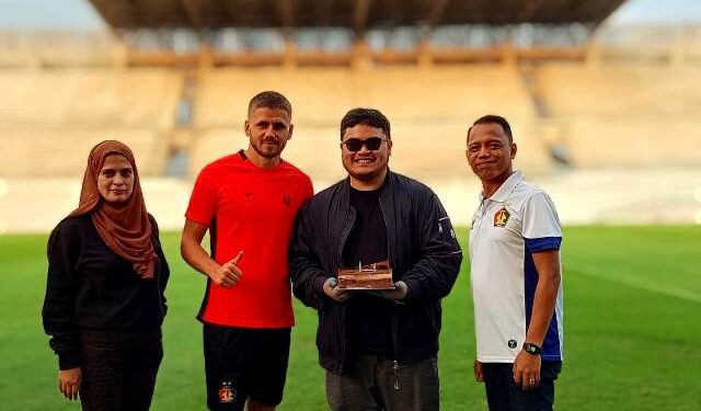 Perwakilan manajemen dan pemain menyerahkan kue ulang tahun kepada Mas Dhito (Faustav Imaniarta Wijaya)