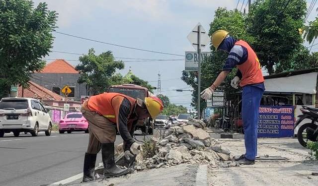 Tumpukan kupasan material menggangu pengguna jalan (Wildan Wahid Hasyim)