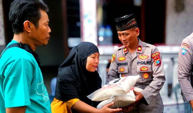 Kapolsekta Pesantren Kompol Siswandi saat menyerahkan bantuan (humas)