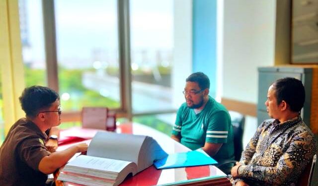 Tersangka Mustaqim saat berada di Ruang Pidsus Kejari Kabupaten Kediri (Wildan Wahid Hasyim)