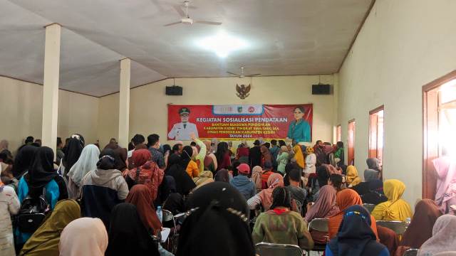 Suasana antri di Kantor GNOTA Dinas Pendidikan Kabupaten Kediri (Kintan Kinari Astuti)
