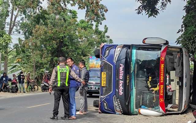 Bus Pelita Indah Terlibat Laka Tunggal di Desa Jambean Kras, Semua Penumpang Selamat