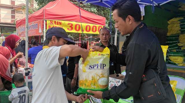 Operasi Pasar Murah di halaman Kantor Desa Kawedusan (Wildan Wahid Hasyim)