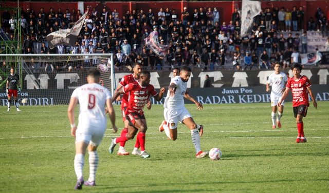 Pemain anyar Brendon Lucas melakukan blunder gol pertama tim lawan (Nanang Priyo Basuki)