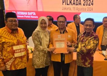 Bang OSO menyerahkan surat rekomendasi ke Mas Tino dan Ning Zidna (istimewa)