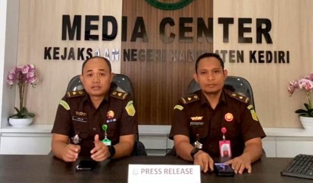 Kasi Intelijen Iwan Nuzuardhi (kiri) didampingi Kasi Pidsus Yuda Virdana Putra saat menyampaikan keterangan pers (istimewa)