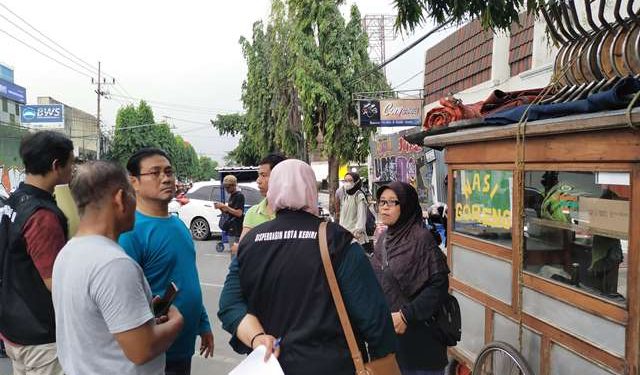 Tim Gabungan saat melakukan penataan PKL di Jalan Brawijaya (Sigit Cahya Setyawan)