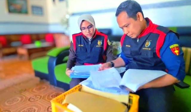 Kasi Pidsus Yuda Virdana Putra memimpin penggeledahan di rumah tersangka (istimewa)