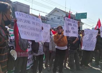 Suasana aksi di depan Kantor Pemerintah Kabupaten Kediri (Wildan Wahid Hasyim)