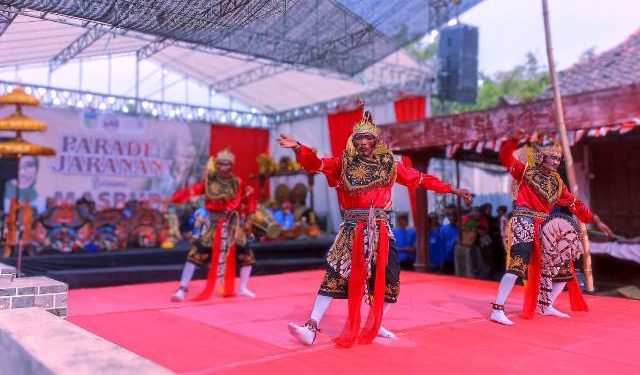 Suasana Parade Jaranan digelar di Lapangan Desa Sukomoro (Faustav Imaniarta Wijaya)