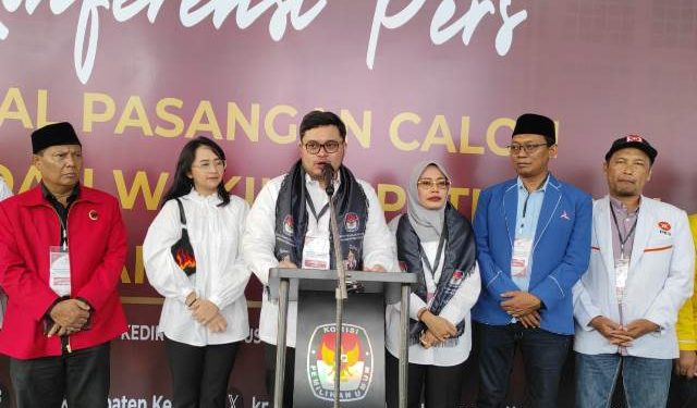 Suasana pendaftaran pasangan Mas Dhito dan Mbak Dewi di KPU Kabupaten Kediri (Wildan Wahid Hasyim)