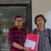 Riski dan Rizal saat keluar dari Kantor Kejari Kabupaten Kediri (Wildan Wahid Hasyim)