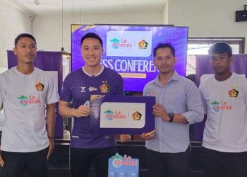 Arthur Irawan didampingi dua pemain Persik dan Mulyanto, Sales Manager Regional Kediri PT. Mayora Indah sepakat menjalin kerjasama (Sigit Cahya Setyawan)