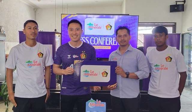 Arthur Irawan didampingi dua pemain Persik dan Mulyanto, Sales Manager Regional Kediri PT. Mayora Indah sepakat menjalin kerjasama (Sigit Cahya Setyawan)