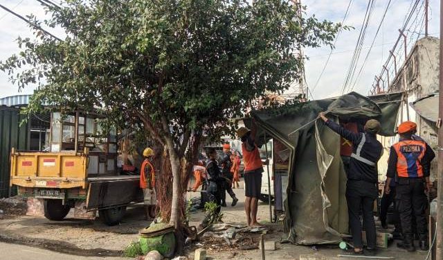Suasana penertiban dilakukan pasukan gabungan (Kintan Kinari Astuti)