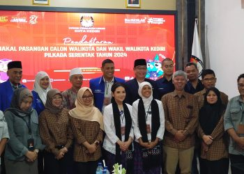 KPU Kota Kediri saat menerima pasangan Fren bersama rombongan pengusungnya (Sigit Cahya Setyawan)