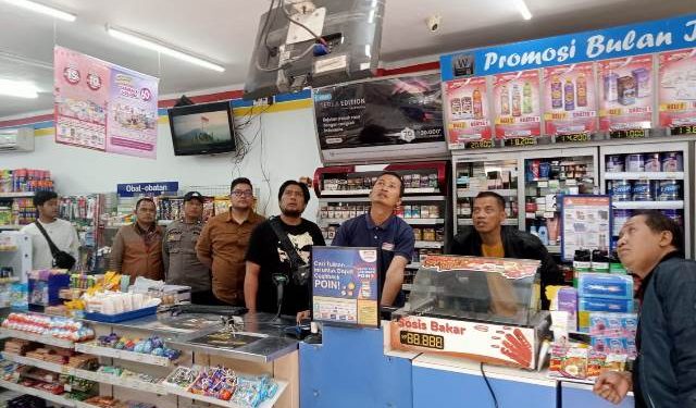 Kasat Reskrim Iptu M Fatur Rozikin bersama anggota melakukan Olah TKP (Sigit Cahya Setyawan)