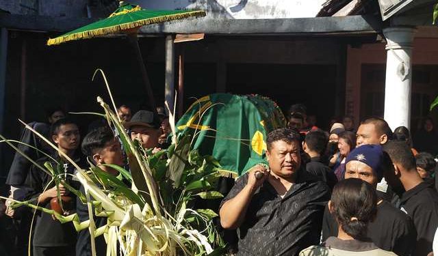 Jenasah Iqbal saat akan dimakamkan (Sigit Cahya Setyawan)