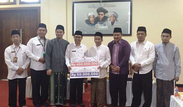 Perwakilan Kementerian Agama dan Kanwil Kemenag Jatim sampaikan bantuan (Sigit Cahya Setyawan)