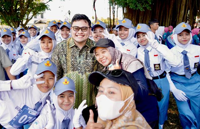 Mas Dhito Sapa Ribuan Peserta Gerak Jalan