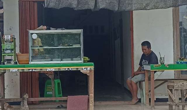Sukarji kini dengan usaha barunya warung nasi (Faustav Imaniarta Wijaya)