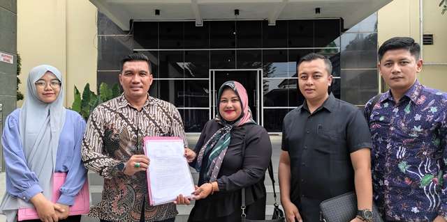 Korban bersama tim kuasa hukum saat melapor ke Polres Kediri (Wildan Wahid Hasyim)