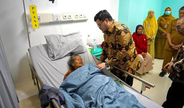Bupati Kediri menyempatkan diri menemui sejumlah pasien (Kominfo)