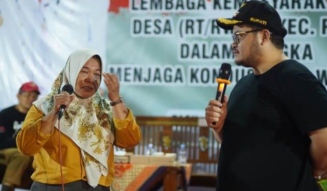Astutik selaku Ketua RT saat bertemu Bupati Kediri (Kominfo)