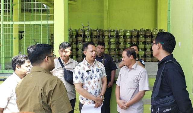 Tim Satgan Pangan memeriksa salah satu pangkalan LPG (Sigit Cahya Setyawan)