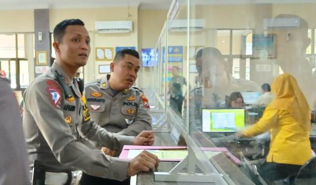 Kasat Lantas Polres Kediri Kota, AKP Afandy Dwi Takdir saat sidak di Kantor Samsat (humas)