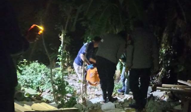 Anggota Satreskrim Polres Kediri Kota melakukan Olah TKP di pokasi penemuan bayi (Faustav Imaniarta Wijaya)