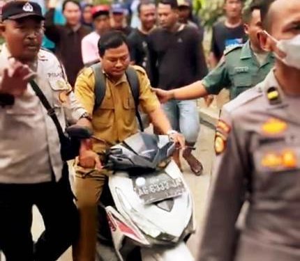 Sekdes Arizal Khoirul Arifin saat diusir warga dari Kantor Desa Deyeng (istimewa)