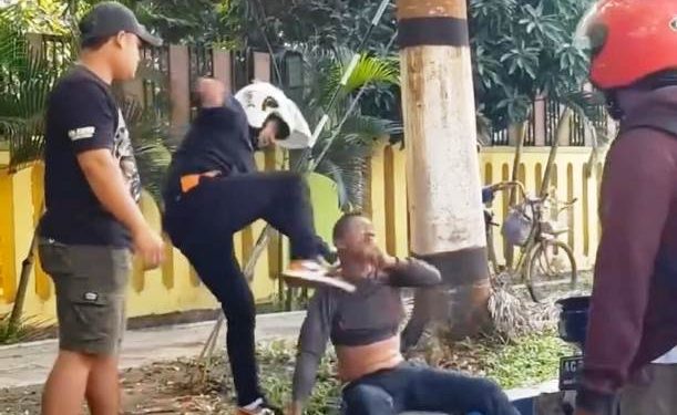 Kejadian penganiayaan di depan SMAN 2 Pare (istimewa)