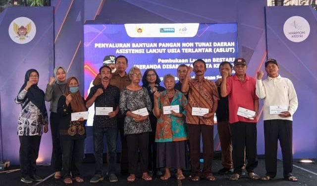 Secara simbolik penyerahan BPNTD dan ASLUT di Halaman Dinsos Kota Kediri (Kintan Kinari Astuti)