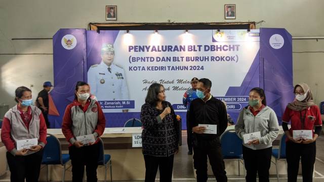 Suasana penyaluran BLT di Aula Kelurahan Semampir (Kintan Kinari Astuti)