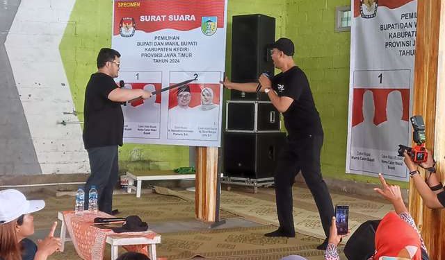 Simulasi pencoblosan kartu suara dilakukan Mas Dhito (Faustav Imaniarta Wijaya)
