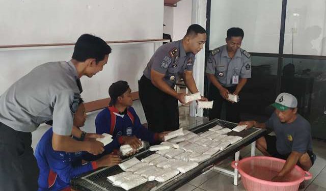 Kalapas Kelas IIA Kediri, Urip Dharma Yoga memperkenalkan produksi tempe (Sigit Cahya Setyawan)