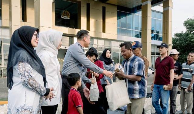 Kanim Kediri bagikan ratusan sembako (Imigrasi)