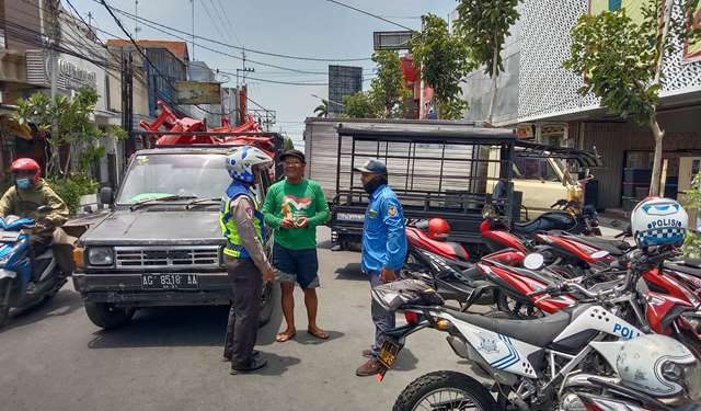 Anggota Unit Turjagwali Satlantas Polres Kediri Kota memberikan sosialisasi kepada sopir ekspedisi dan juru parkir (Sigit Cahya Setyawan)