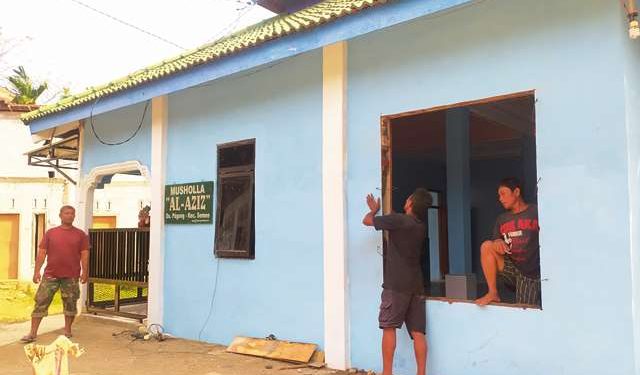 Anggota Satgas TMMD tengah memasang jendela mushola (Muhamad Dastian Yusuf)