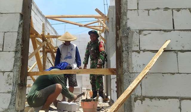 Satgas TMMD membangun rumah Rudi Santoso lebih kokoh (Muhamad Dastian Yusuf)