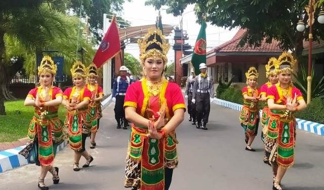 Suasana kirab memasuki halaman Kantor Pemerintah Kabupaten Kediri (Muhamad Dastian Yusuf)