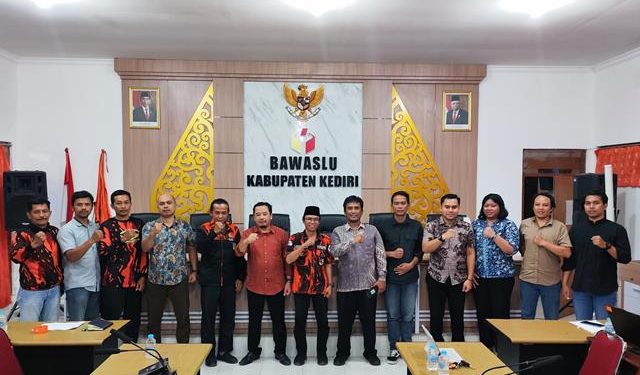 MPC Pemuda Pancasila saat audensi di Bawaslu Kabupaten Kediri (Muhamad Dastian Yusuf)