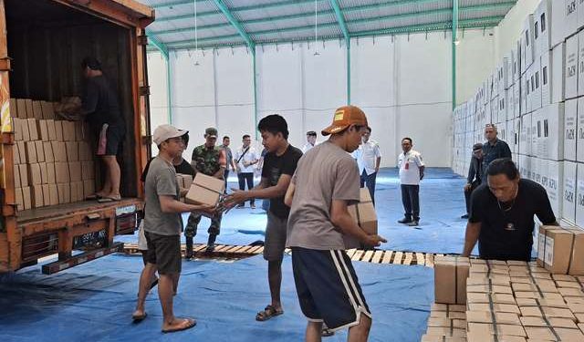 Penerimaan kartu suara di gudang KPU Kabupaten Kediri (Faustav Imaniarta Wijaya)