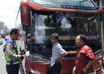 Bus pariwisata melanggar pembatasan jam melintas (Sigit Cahya Setyawan)