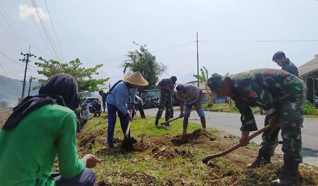 Warga Desa Pagung terlibat gotong royong bersihkan desa (Muhamad Dastian Yusuf)